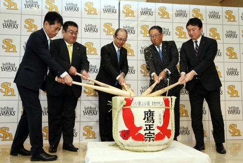 鏡開きをする王ソフトバンク球団会長（中央）ら（撮影・栗木一考）