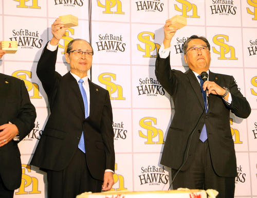 乾杯をする王貞治ソフトバンク球団会長。右は後藤芳光オーナー代行（撮影・栗木一考）