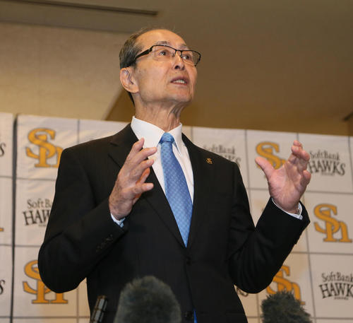 インタビューに答える王貞治ソフトバンク球団会長（撮影・栗木一考）
