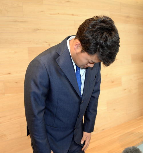 4日に熊本で交通事故を起こしたDeNAドラフト3位の明大・伊勢はスーツ姿で謝罪する（撮影・鈴木正章）