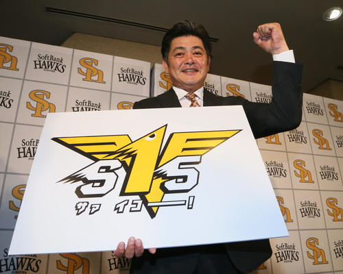 ソフトバンク情報　新スローガンを発表する工藤監督（撮影・栗木一考）