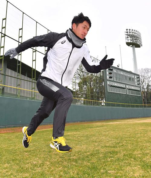 自主トレを公開し外野ダッシュを繰り返す阪神近本光司（撮影・上田博志）