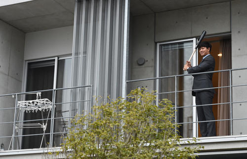 早速部屋に入りバットを握る1位指名の佐藤、左は201号室甲斐野の部屋（撮影・今浪浩三）