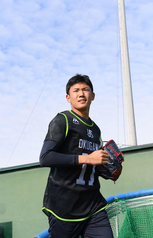 キャッチボールへ向かうヤクルトドラフト1位の奥川（撮影・鈴木みどり）