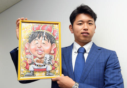 ジャイアンツ寮に持ち込んだ自身の似顔絵を見せる巨人ドラフト2位の太田（撮影・加藤諒）