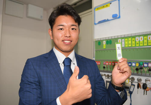 ジャイアンツ寮で自身のネームタグを手に笑顔を見せる巨人ドラフト2位の太田（撮影・加藤諒）