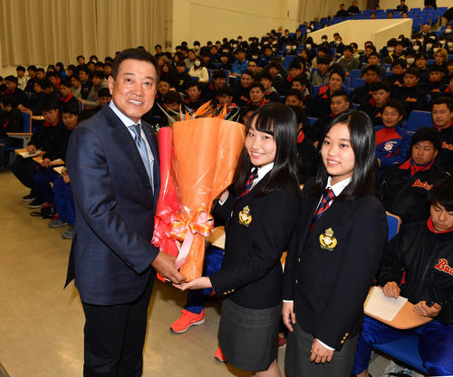 国際武道大の客員教授として講義した巨人原監督は学生の大城あのんさん（中央）と白石いずみさんから花束を贈呈される（撮影・柴田隆二）