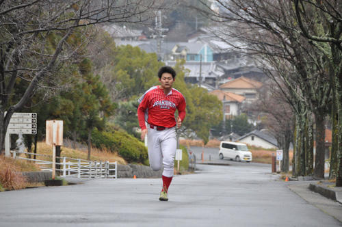 奈良学園大・大畑理暉投手（3年＝履正社）は坂道ダッシュを行う