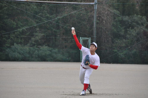 奈良学園大・大畑理暉投手（3年＝履正社）はキャッチボールを行う