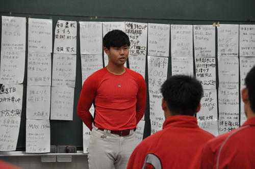この日から奈良学園大の主将に就任した田中嵐士投手（3年＝福井工大福井）はナインの前であいさつする