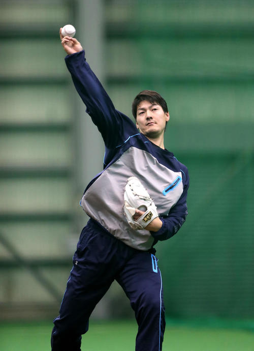 キャッチボールをする日本ハム有原（撮影・佐藤翔太）
