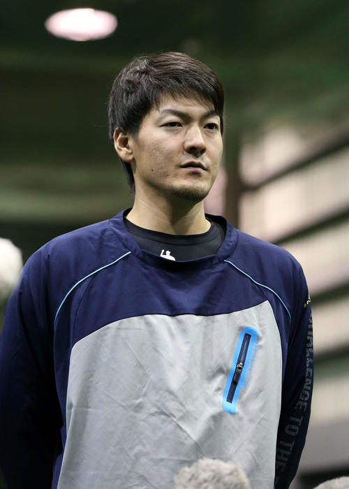 公開練習を終え囲み取材を受ける日本ハム有原（撮影・佐藤翔太）