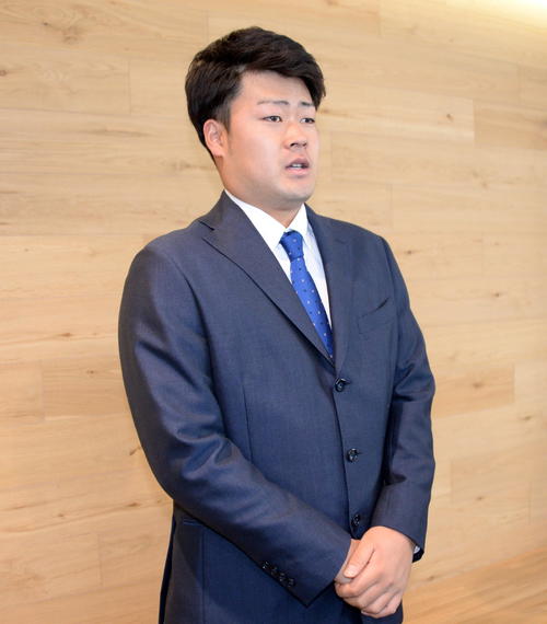 4日に熊本で交通事故を起こしたDeNAドラフト3位の明大・伊勢は神妙な面持ちで取材に応じる（撮影・鈴木正章）