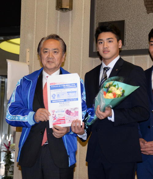 新入団選手歓迎式に出席したDeNAドラフト1位の森（右）は上地克明横須賀市長から住民票を手渡され記念撮影に納まる（撮影・鈴木正章）