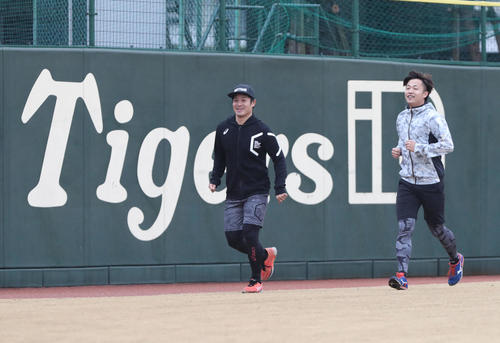 鳴尾浜球場の外野をランニングする坂本（左）と島本（撮影・白石智彦）
