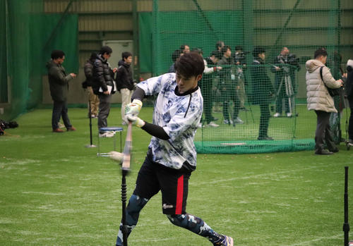 ロッテ藤原の始動に集まった報道陣の横で、黙々と振り込む平沢（撮影・金子真仁）