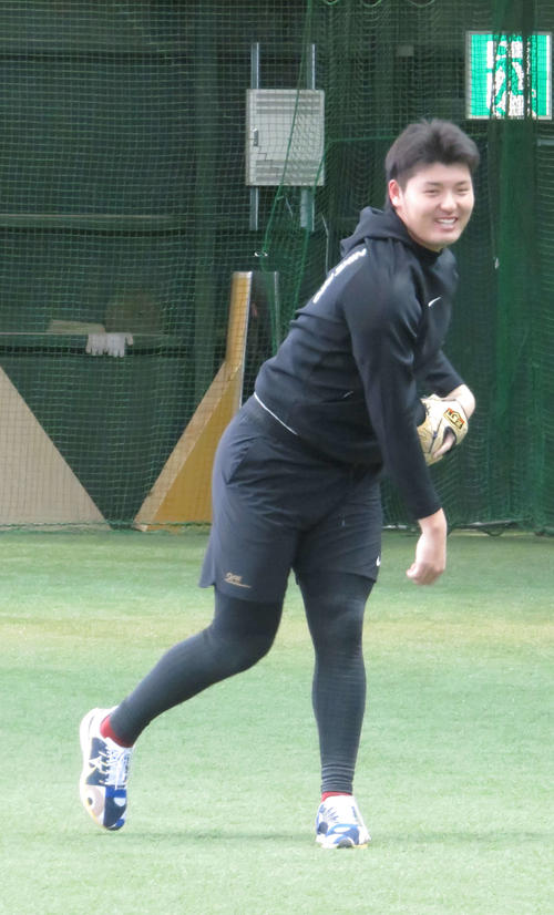 右肘クリーニング手術からの復帰を目指し、キャッチボールを行う楽天安楽（撮影・桑原幹久）