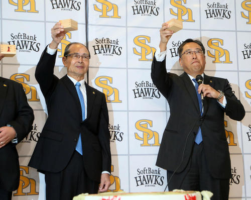 乾杯をする王貞治ソフトバンク球団会長。右は後藤芳光オーナー代行（撮影・栗木一考）