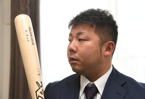 バットを持参して入寮するオリックス育成6位の大下（撮影・渦原淳）