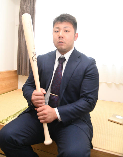 バットを持参して入寮するオリックス育成6位の大下（撮影・渦原淳）