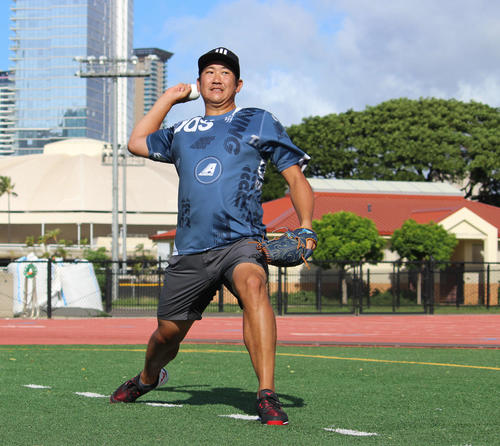 キャッチボールする巨人菅野（撮影・久保賢吾）