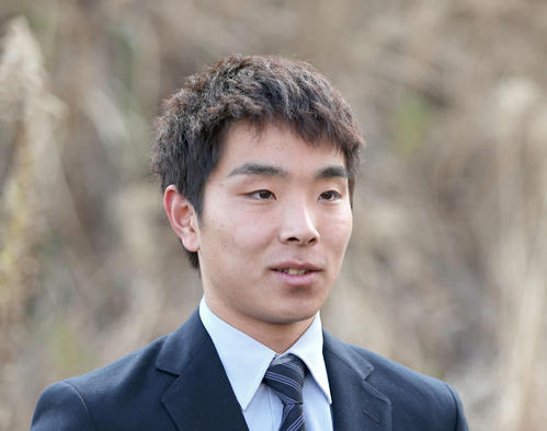 入寮し囲み取材を受ける日本ハムドラフト3位上野（撮影・佐藤翔太）