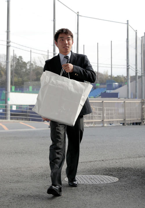 入寮する日本ハムドラフト3位上野（撮影・佐藤翔太）