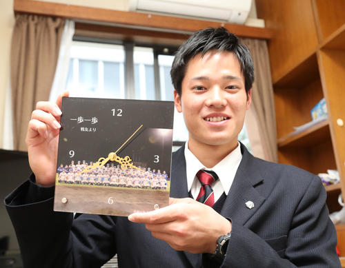 入寮した韮沢雄也はナインとの記念写真入りの時計を手に笑顔（撮影・梅根麻紀）