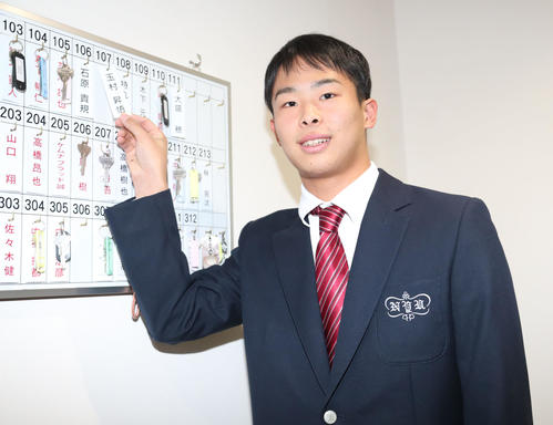 入寮した広島ドラフト6位の玉村昇悟は笑顔（撮影・梅根麻紀