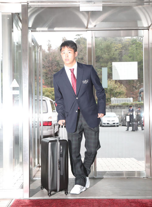 入寮した広島ドラフト6位の玉村昇悟（撮影・梅根麻紀）