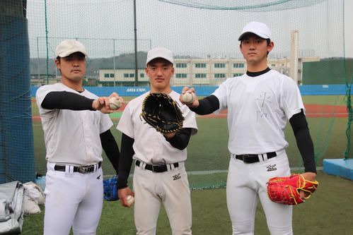 練習始めを迎えた、左から内間、矢野、平内（撮影・保坂淑子）