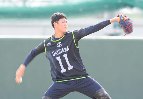 キャッチボールするヤクルトドラフト1位の奥川（撮影・鈴木みどり）