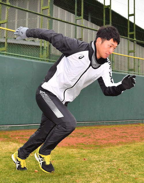 自主トレを公開し外野ダッシュを繰り返す阪神・近本光司（撮影・上田博志）
