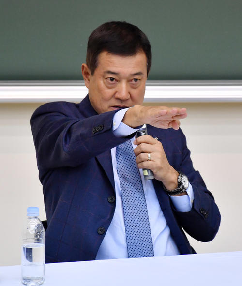 国際武道大の客員教授として熱の入った講義をする巨人原監督（撮影・柴田隆二）