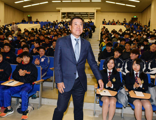 国際武道大の客員教授として講義に臨む巨人原監督（撮影・柴田隆二）