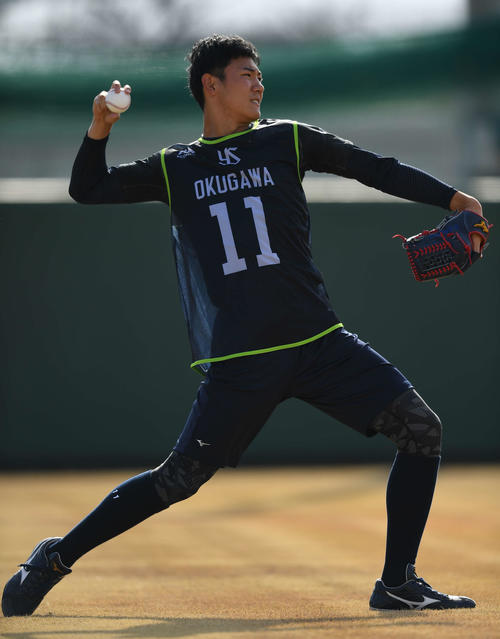 キャッチボールするヤクルトドラフト1位の奥川（撮影・鈴木みどり）