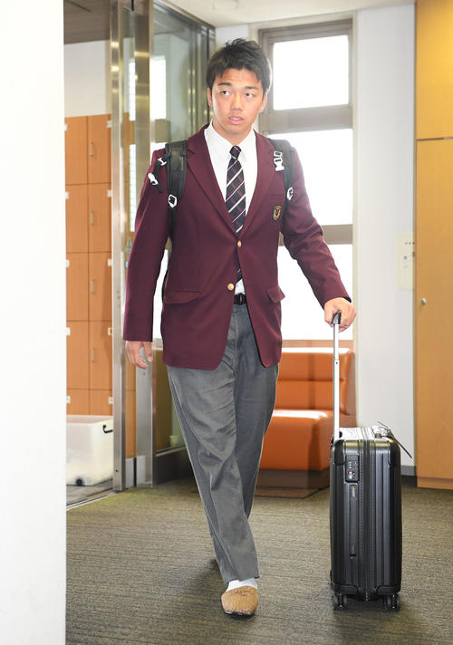 ジャイアンツ寮に入寮する巨人ドラフト3位の菊田（撮影・加藤諒）