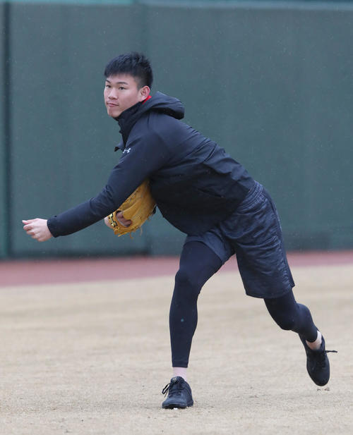 鳴尾浜球場での自主トレでキャッチボールする及川雅貴（撮影・白石智彦）
