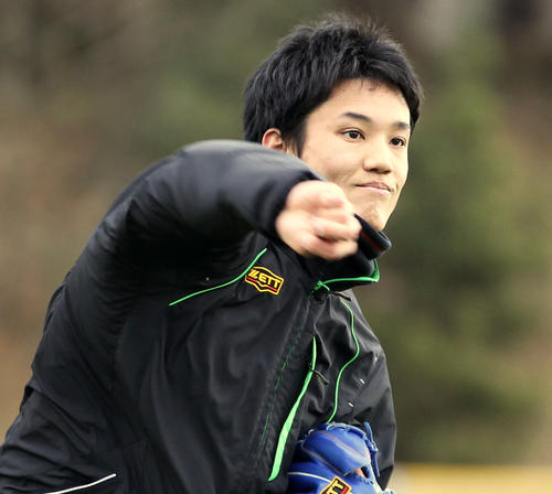 自主トレを公開しキャッチボールする藤浪晋太郎（2013年1月4日撮影）