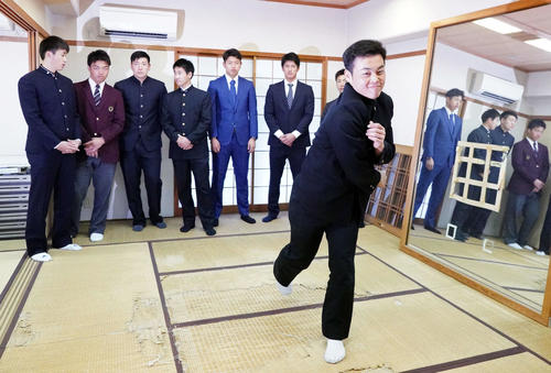 ジャイアンツ寮の「松井部屋」で三塁送球のポーズをする巨人ドラフト3位の山瀬。後方で見つめるのは、左から1位堀田、3位菊田、6位伊藤、4位井上、2位太田、育成2位加藤壮、育成1位平間（撮影・加藤諒）