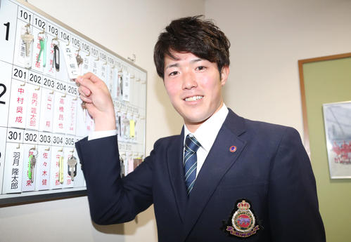 入寮した森下は自分のプレートを手に笑顔（撮影・梅根麻紀）