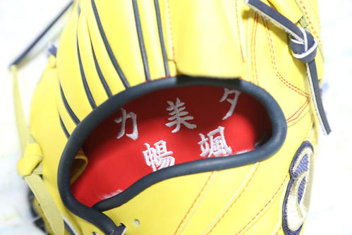 森下の家族の名前の頭文字が刺しゅうされたグラブ