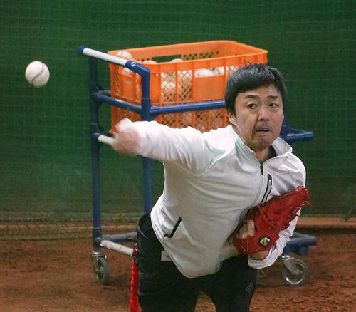 ブルペンで投球練習をする吉見一起（撮影・森本幸一）