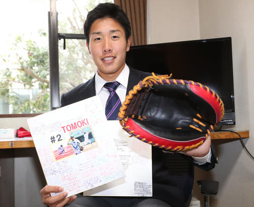 贈られた色紙とミット持参で入寮した石原（撮影・梅根麻紀）