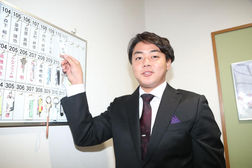 入寮し、自分のネームプレートを手にする畝章真（撮影・梅根麻紀）
