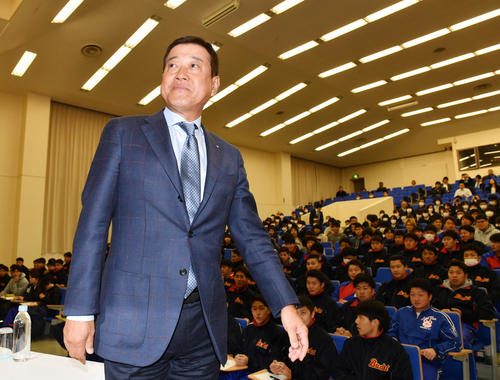 国際武道大の客員教授として講義に臨む巨人原監督（撮影・柴田隆二）