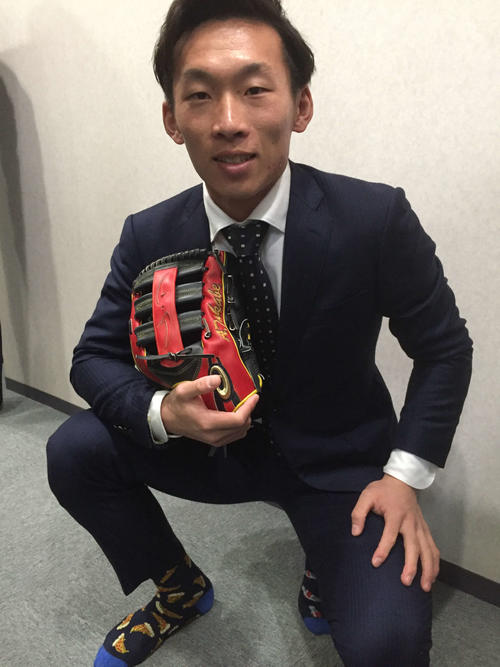 ピザとコーラのデザイン靴下で入寮したロッテ高部（撮影・金子真仁）
