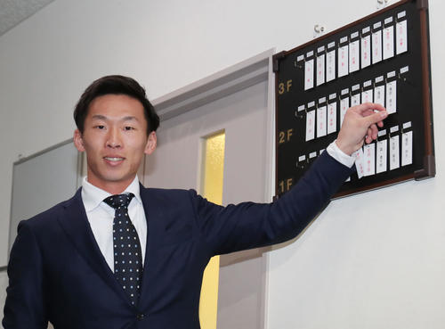 入寮したロッテドラフト3位高部は自身の名札をかける（撮影・垰建太）