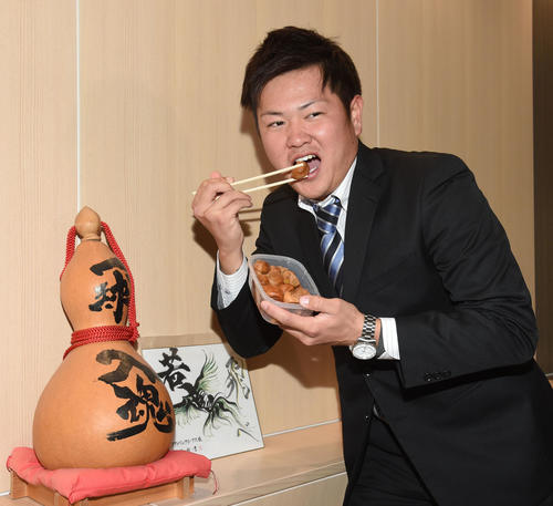 入寮し、おばあちゃん手作りの梅干しを披露する3位指名の津森宥紀（撮影・今浪浩三）