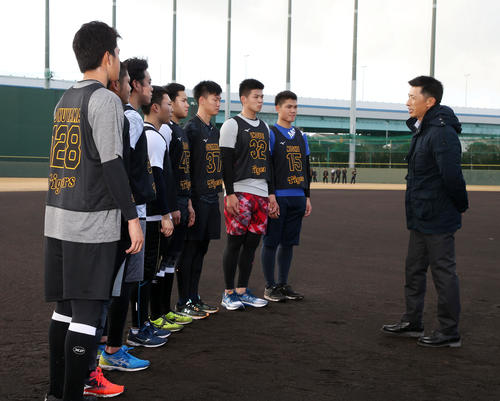 新人合同自主トレ初日、矢野監督（右）から言葉を掛けられる新入団選手たち、右から西、井上、及川、遠藤、藤田、小川、小野寺、奥山（撮影・加藤哉）
